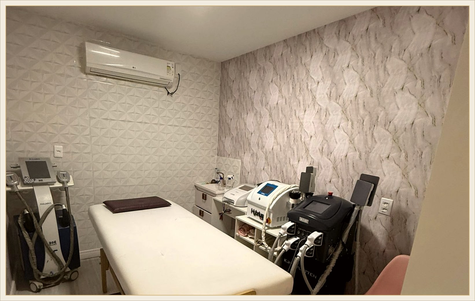Sala de procedimentos com equipamentos de estética avançada